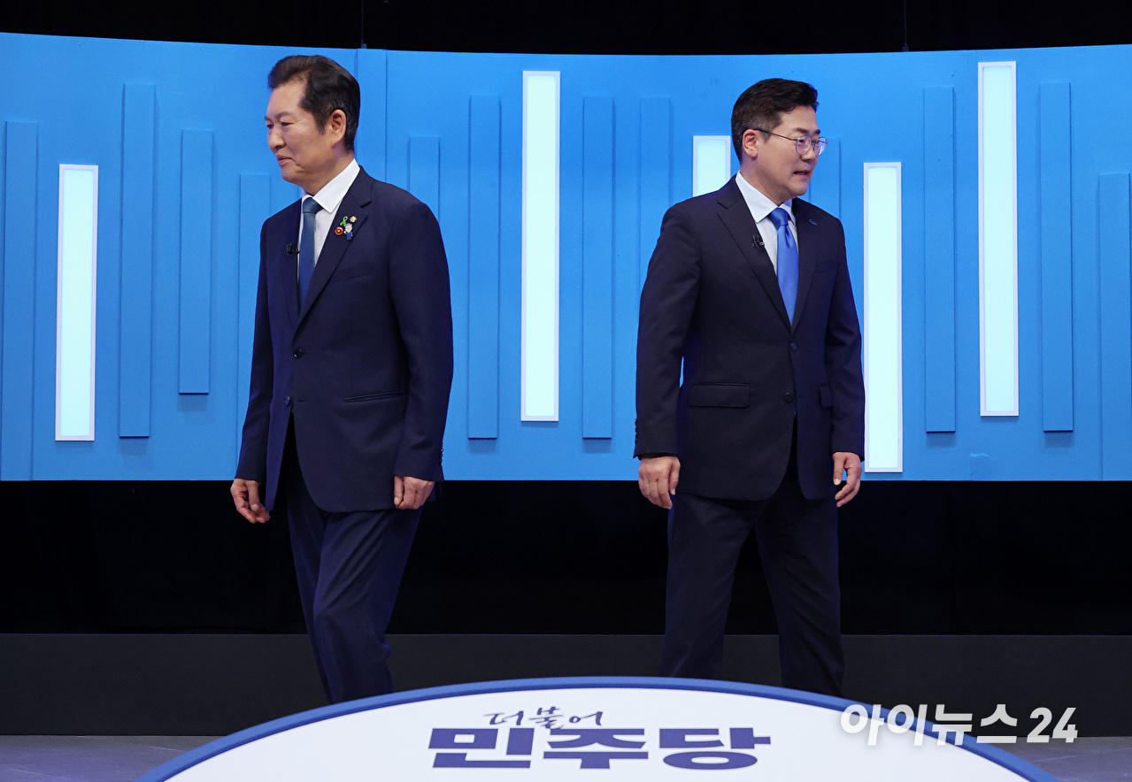정청래·박찬대 더불어민주당 당대표 후보가 16일 서울 양천구 목동 SBS에서 열린 TV토론회에 앞서 기념촬영을 한 뒤 자리로 돌아가고 있다. [사진=국회사진기자단]
