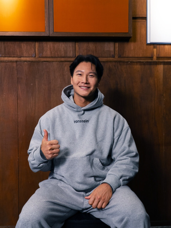 김종국이 '상남자의 여행법' 제작발표회에 앞서 포토타임을 갖고 있다. [사진=SBS Plus]