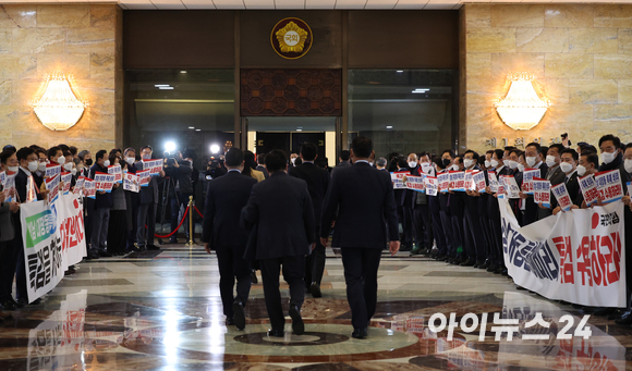 국민의힘 의원들이 11일 국회 본회의장 앞에서 대장동 특검을 촉구하는 피켓 시위를 하고 있다. [사진=김성진 기자]