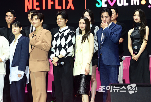 28일 오후 서울시청 앞 서울광장에서 열린 넷플릭스·서울특별시 공동주최 2025 K콘텐츠 서울여행주간 '오징어 게임​' 시즌3 피날레 이벤트에서 황동혁 감독을 비롯한 전시즌 출연 배우들이 포토타임을 갖고 있다. [사진=정소희 기자]