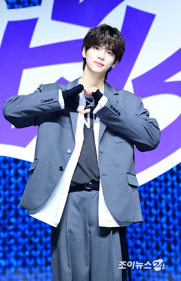 그룹 투어스 신유가 25일 오후 서울 용산구 블루스퀘어에서 열린 투어스(TWS) 첫 번째 싱글앨범 '라스트 벨(Last Bell)' 발매 기념 쇼케이스에서 포토타임을 갖고 있다. [사진=정소희 기자]