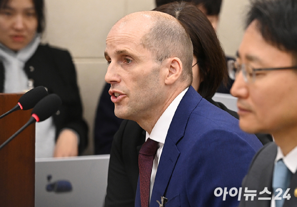 해롤드 로저스 쿠팡 대표이사가 30일 서울 여의도 국회에서 열린 쿠팡 침해사고 및 개인정보 유출, 불공정 거래, 노동환경 실태 파악과 재발방지 대책 마련을 위한 청문회에서 질의에 답변하고 있다. [사진=곽영래 기자]