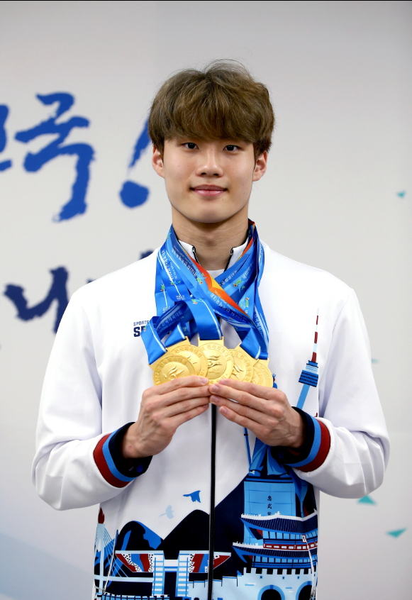 한국 수영 기대주 황선우는 지난 14일 막을 내린 제102회 전국체육대회에서 5관왕을 차지하며 대회 MVP에 이름을 올렸다. [사진=대한체육회]