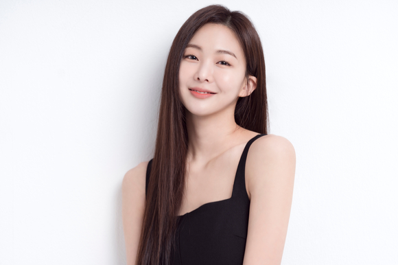 배우 금새록이 14일 JTBC 수목드라마 '사랑의 이해' 종영 인터뷰에 앞서 포즈를 취하고 있다. [사진=하이지음스튜디오]