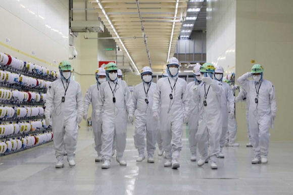 이재용 삼성전자 회장이 7일 삼성디스플레이 아산캠퍼스를 찾아 QD-OLED 생산라인을 둘러보고 있다. [사진=삼성전자]