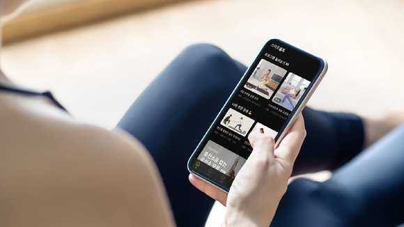 카카오엔터프라이즈(대표 백상엽)는 카카오 VX의 '스마트홈트' 앱에서 진행한 '라이브(LIVE) 스쿼트 챌린지'에 실시간 영상 스트리밍 플랫폼 '카카오 i 커넥트 라이브'를 제공했다. [사진=카카오엔터프라이즈]