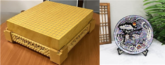 이재명 대통령은 1일 한국을 국빈 방문한 시진핑 중국 국가주석에게 본비자 원목으로 만든 바둑판과 나전칠기 자개 원형 쟁반을 선물했다. [사진=대통령실]