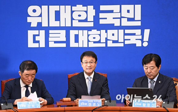 한병도 더불어민주당 당대표 직무대행 겸 원내대표가 10일 서울 여의도 국회에서 열린 최고위원회의에서 발언하고 있다. [사진=곽영래 기자]