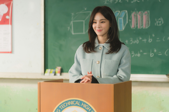 한지은이 인터뷰에 앞서 사진촬영을 하고 있다. [사진=그램엔터테인먼트]