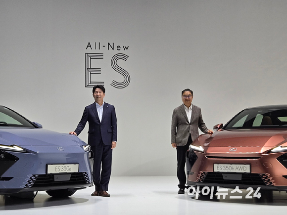 치아시 코헤이 렉서스 인터내셔널 수석 엔지니어(왼쪽부터)와 콘야마 마나부 렉서스코리아 사장이 13일 서울 광진구 빛의 시어터에서 진행된 '올 뉴 ES' 미디어 컨퍼런스에 참석하고 있다. [사진=최란 기자]