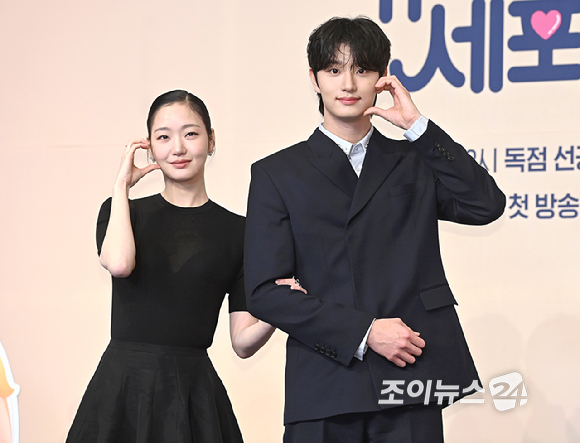 배우 김고은, 김재원이 7일 서울 구로구 더 링크호텔 서울에서 열린 티빙 새 드라마 '유미의 세포들3' 제작발표회에서 포토타임을 갖고 있다. [사진=곽영래 기자]