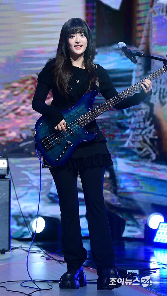 밴드 레이턴시 세미가 18일 오후 서울 마포구 상암동 쇼킹케이팝센터에서 열린 레이턴시(LATENCY) 첫 미니앨범 '레이트 오'클락'(LATE O'CLOCK) 쇼케이스에서 무대를 선보이고 있다. [사진=정소희 기자]