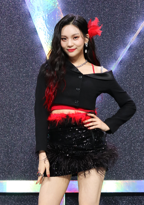 그룹 비비지(VIVIZ)가 9일 온라인으로 진행된 첫 미니앨범 'Beam Of Prism' 발매 기념 쇼케이스에 참석해 포즈를 취하고 있다. [사진=빅플래닛메이드]