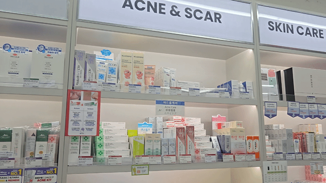 명동 거리 약국 사이에 올리브영이 마주보고 있다. [사진=박은경 기자]