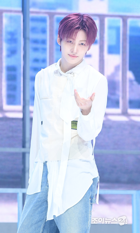 그룹 투어스 지훈가 27일 오후 서울 광진구 광장동 예스24라이브홀에서 열린 투어스(TWS) 미니 5집 'NO TRAGEDY' 발매 기념 쇼케이스에서 참석하고 있다. [사진=정소희 기자]