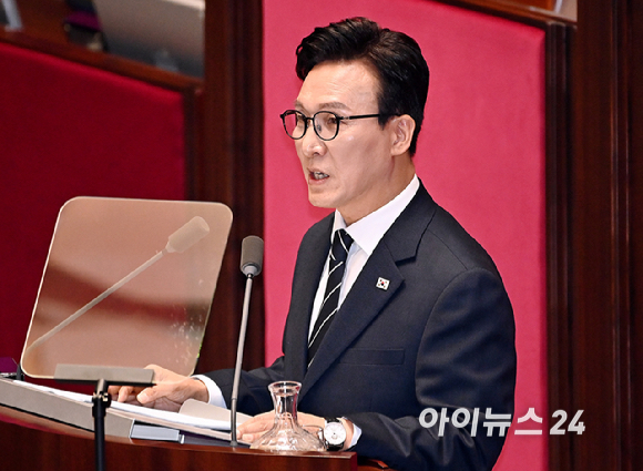 김민석 더불어민주당 대표가 7일 서울 여의도 국회에서 열린 제439회국회(정기회) 제3차 본회의에서 교섭단체 대표연설을 하고 있다. [사진=곽영래 기자]