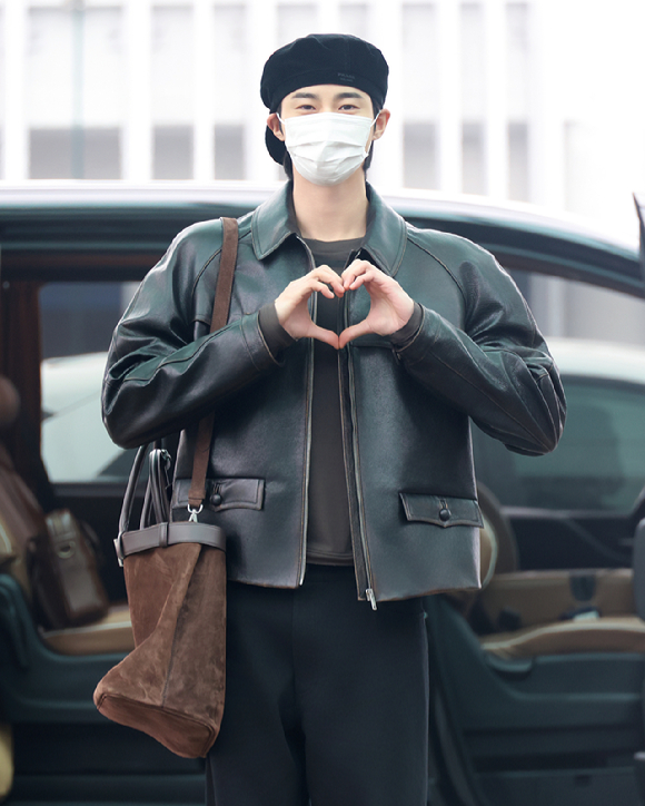 배우 변우석이 '프라다 2026 가을/겨울 남성복 패션쇼' 참석을 위해 탈리아 밀라노로 출국하기 전 포즈를 취하고 있다. [사진=프라다]