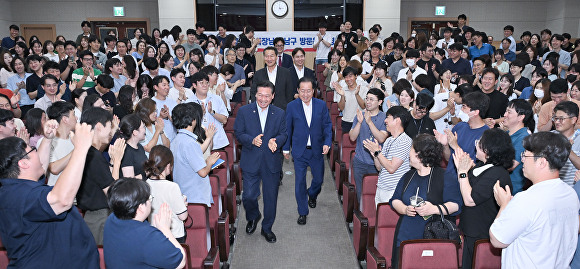 홍준표 대구시장과 조재구 남구청장이 직원들의 박수를 받으며 입장하고 있다. [사진=대구시]