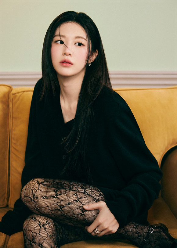 배우 고윤정이 넷플릭스 시리즈 '이 사랑 통역 되나요?' 인터뷰에 앞서 포즈를 취하고 있다. [사진=넷플릭스]