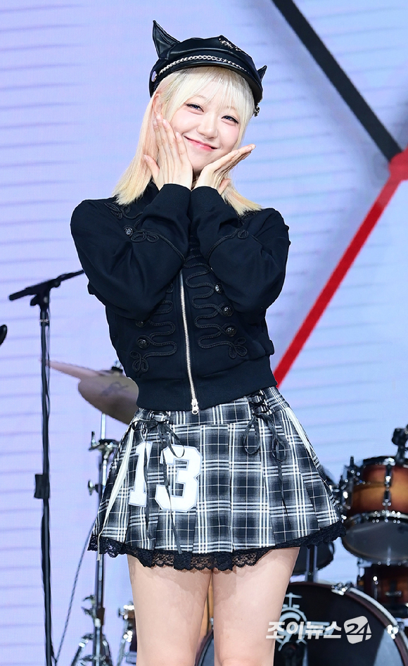 밴드 레이턴시 지지원이 18일 오후 서울 마포구 상암동 쇼킹케이팝센터에서 열린 레이턴시(LATENCY) 첫 미니앨범 '레이트 오'클락'(LATE O'CLOCK) 쇼케이스에서 포토타임을 갖고 있다. [사진=정소희 기자]