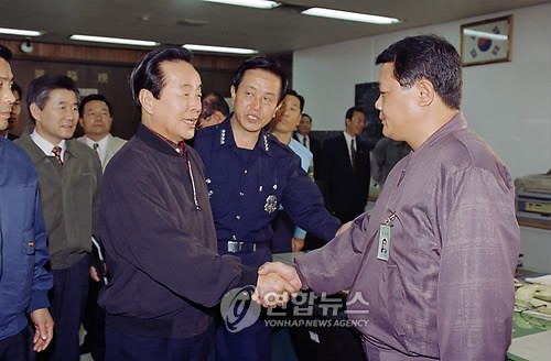 1994년 당시 김영삼 대통령이 서울 서초경찰서를 방문, 지존파 사건의 범인들을 검거한 고병천 경위를 격려하는 모습 [사진=연합뉴스]