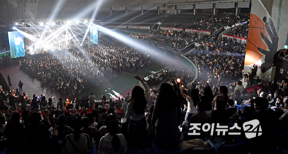 밴드 엔플라잉이 21일 오후 서울 송파구 잠실학생체육관에서 열린 '2026 JOY콘서트 - 보이스 오브 스프링(Voice of spring)'에서 멋진 무대를 선보이고 있다.고품격 엔터테인먼트 경제지 조이뉴스24와 인터넷종합지 아이뉴스24가 주최하는 '보이스 오브 스프링'은 올해로 세 번째를 맞았다. 이번 공연엔 엔플라잉(N.Flying/이승협, 차훈, 김재현, 유회승, 서동성), 소란(SORAN/고영배), 에이엠피(AxMxP/하유준, 김신, 크루, 주환)가 함께해 현장감이 넘치는 밴드 사운드로 관객과 열렬히 교감했다. [사진=곽영래 기자]