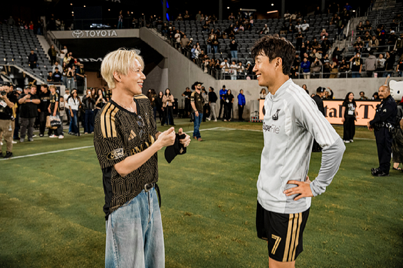 태민이 지난 14일(현지시간) 미국 캘리포니아주 로스앤젤레스 BMO 스타디움(BMO Stadium)에서 열린 LAFC 홈경기에 특별 초청 게스트로 참석해 손흥민과 만났다. [사진=LAFC]