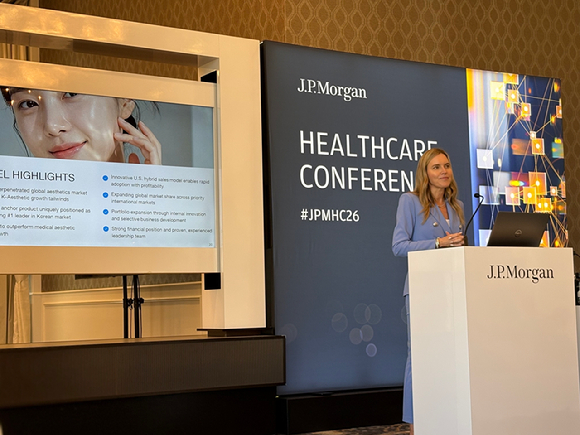 캐리 스트롬 휴젤 글로벌 CEO가 미국 샌프란시스코에서 열린 JP모건 헬스케어 콘퍼런스에 참석해 기업 전략을 발표하고 있다. [사진=휴젤 제공]