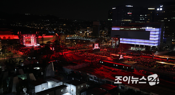 방탄소년단(BTS)이 21일 오후 서울 광화문 광장에서 정규 5집 '아리랑(ARIRANG)' 앨범 발매를 기념해 컴백 무대를 선보이고 있다. [사진=사진공동취재단]