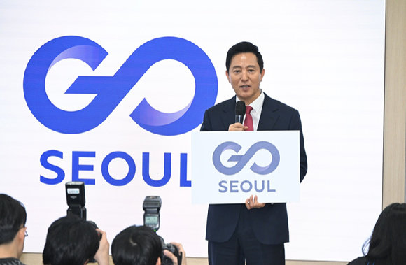 오세훈 서울시장이 24일 서울시청에서 서울의 교통수단을 상징하는 통합브랜드 'GO SEOUL(고 서울)'을 발표하고 있다. [사진=서울시]