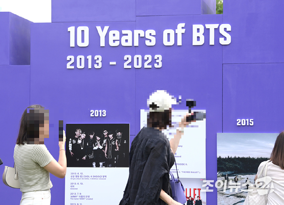 17일 서울 영등포구 여의도 한강공원에서 열린 방탄소년단 데뷔 10주년 FESTA @여의도(BTS 10th Anniversary FESTA @Yeouido)에 참석한 팬들이 'BTS 히스토리 월' 코너를 즐기고 있다. [사진=정소희 기자]