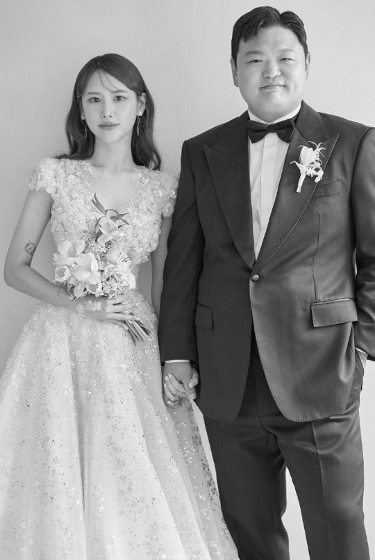 가수 에이민과 배우 고규필이 결혼을 앞두고 웨딩화보 촬영에서 포즈를 취하고 있다. [사진=에이민 SNS]