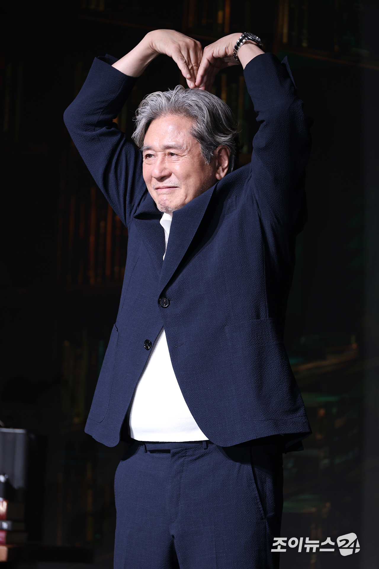 [포토] 최민식 '대배우의 하트 3종 세트'