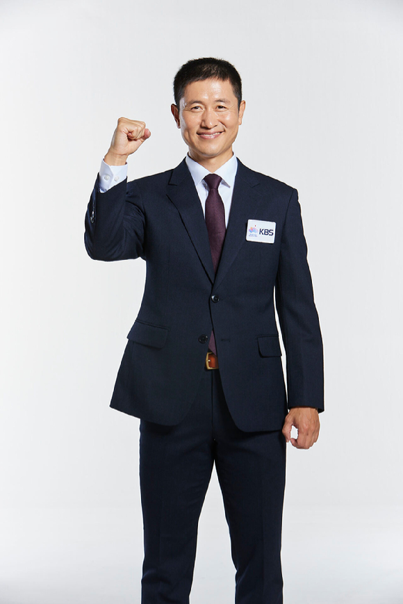 축구 이영표 해설위원이 1일 온라인을 통해 진행된 'KBS 항저우 아시안게임' 제작발표회에서 포즈를 취하고 있다. [사진=KBS]