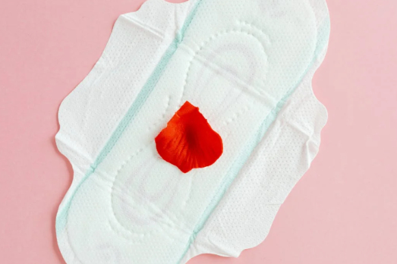  김 원장은 정상적인 생리량은 한 주기당 30~80cc로, 둘째 날 기준 중형 패드를 하루 3~4장 사용하는 정도가 평균이라고 설명했다. 사진은 본 기사 내용과 무관. [사진=픽사베이 @unknownuserpanama]