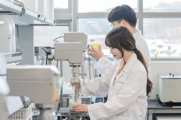 한국콜마 연구원들이 역노화 화장품 연구를 진행하고 있다. [사진=한국콜마 제공]