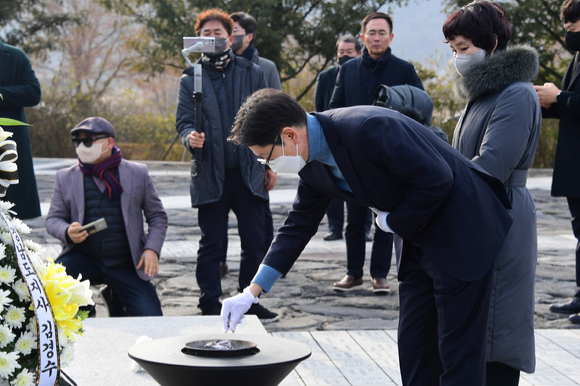 28일 오전 김경수 전 경남지사가 부인 김정순 씨와 함께 경남 김해시 진영읍 봉하마을 故 노무현 전 대통령 묘역을 참배하고 있다. [사진=뉴시스]