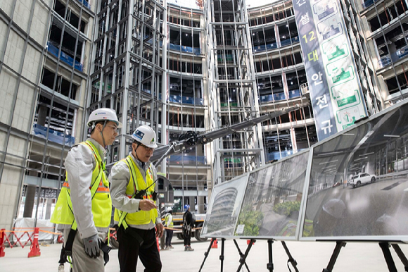 이한우(왼쪽) 현대건설 대표이사가 현대 하이테크센터 현장에서 '추락사고 예방 릴레이 캠페인' 활동의 일환으로 현장 안전 점검을 하고 있다. [사진=현대건설]