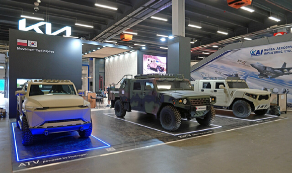 MSPO 2023' 기아관에 전시된 (왼쪽부터) 수소 ATV 콘셉트카, 소형전술차량 박격포 탑재차, 소형전술차량 4인승 카고 트럭 [사진=기아]