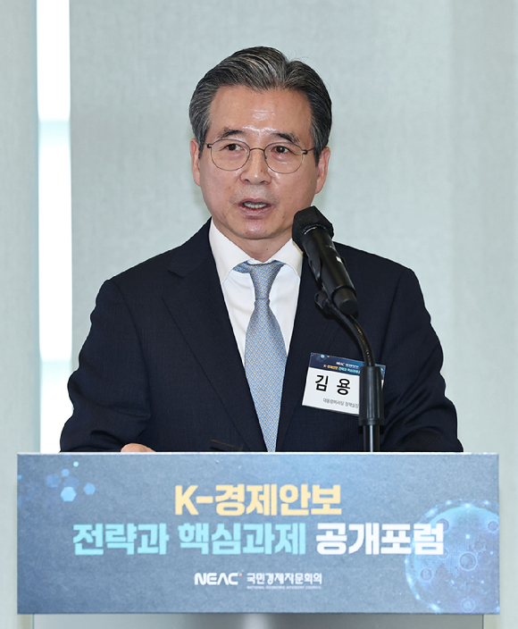 김용범 대통령비서실 정책실장이 25일 서울 종로구 센트로폴리스에서 열린 K-경제안보 전략과 핵심과제 공개포럼에서 축사를 하고 있다. 2026.3.25 [사진=연합뉴스]