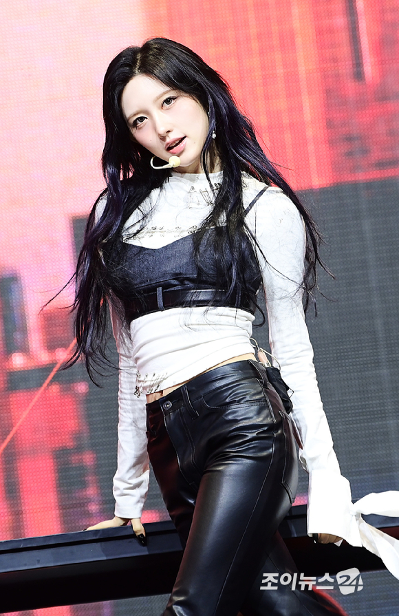 그룹 아이브 가을이 23일 오후 서울 광진구 광장동 예스24라이브홀에서 열린 아이브(IVE) 정규 2집 '리바이브 플러스'(REVIVE+) 발매 기념 쇼케이스에서 '블랙홀' 무대를 선보이고 있다. [사진=정소희 기자]