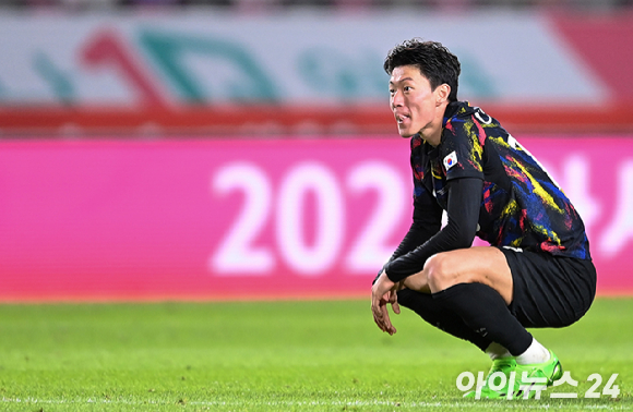 대한민국 축구 국가대표팀 선수 황의조 씨의 사생활 동영상을 올리고 협박한 혐의를 받은 황 씨의 친형수가 징역 3년을 선고받았다. 사진은 지난 2022년 9월 23일 오후 경기 고양시 고양종합운동장에서 열린 축구 국가대표팀 평가전 대한민국과 코스타리카의 경기 후 팬들에게 인사하는 황의조. [사진=아이뉴스24 포토DB]