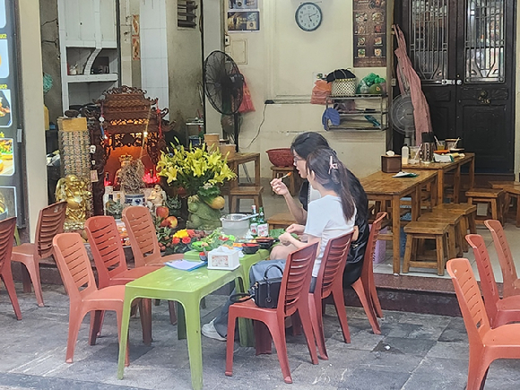 지난 11일(현지시간) 방문한 베트남 하노이 따히엔 맥주거리에 위치한 주점에서 현지 소비자들이 과일소주를 마시고 있다. [사진=전다윗 기자]