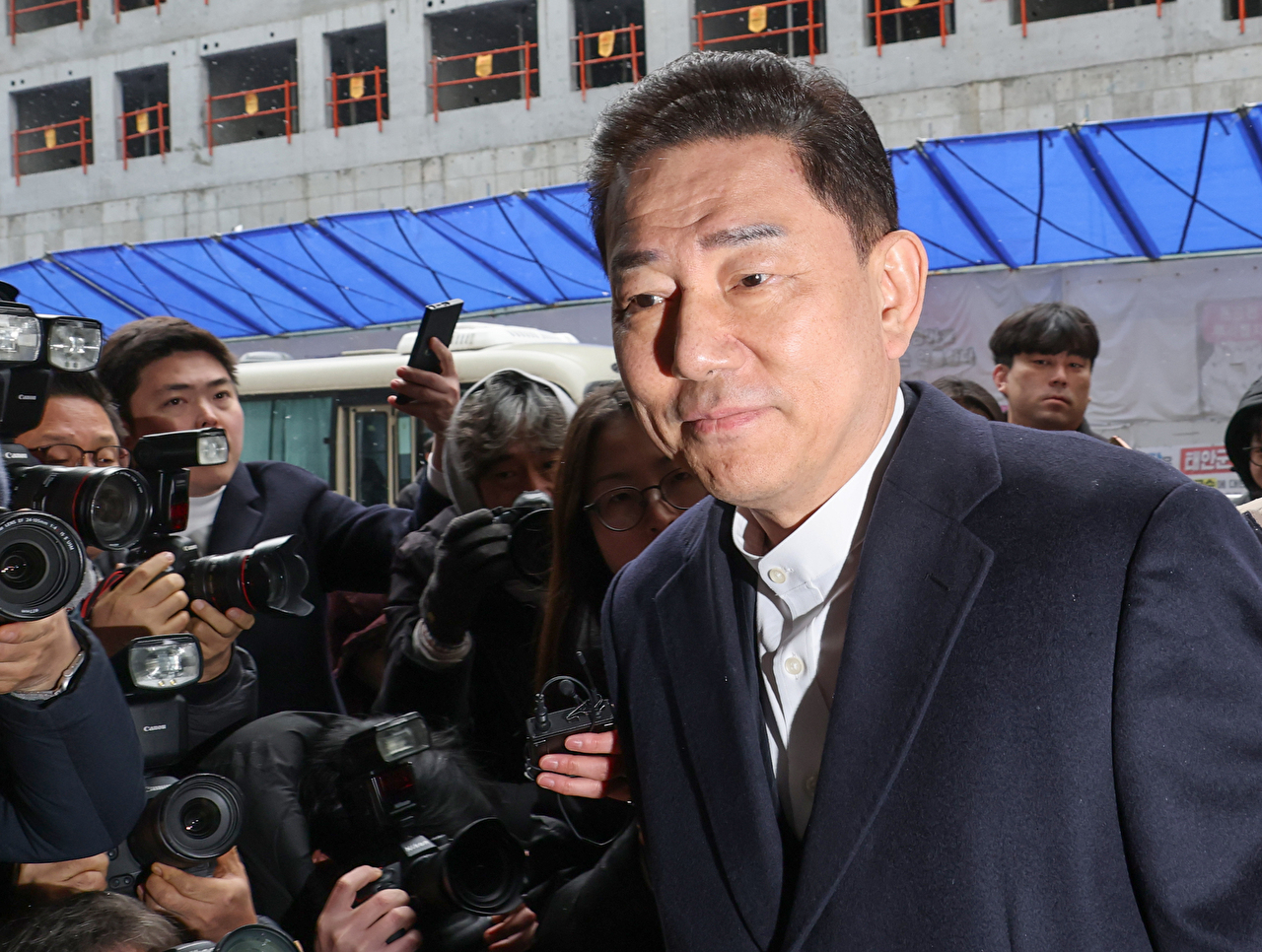 공천헌금 수수 등 각종 비위 의혹을 받는 더불어민주당 김병기 의원이 12일 서울 여의도 중앙당사에서 열린 윤리위원회에 출석하며 취재진 질문에 답하고 있다. 2026.1.12 [사진=연합뉴스]