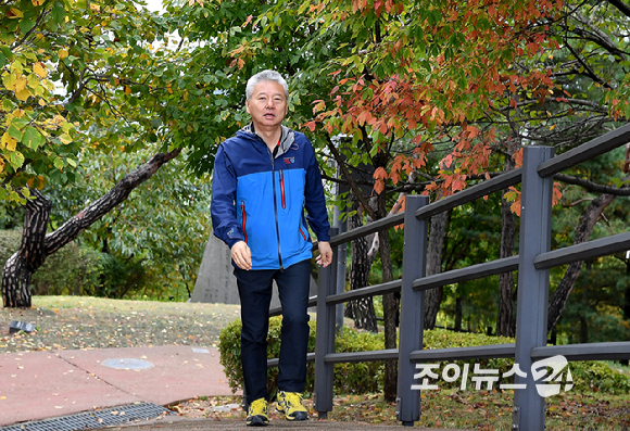 홍성국 전 더불어민주당 의원이 19일 서울 종로구 부암동 백사실 계곡에서 진행된 '스타 고우리와 함께 하는 제10회 희망찾기 등산·트레킹 교실'에 앞서 기념촬영을 하고 있다.