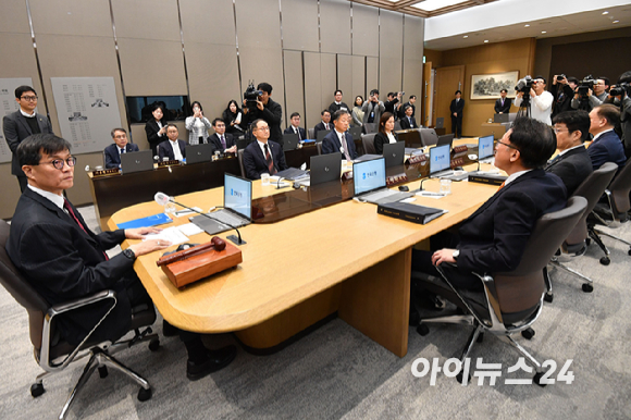 이창용 한국은행 총재가 28일 오전 서울 중구 한국은행에서 금융통화위원회를 주재하고 있다. [사진=사진공동취재단]