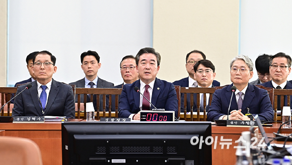 윤희근 경찰청장이 25일 오전 서울 여의도 국회에서 열린 행정안전위원회 전체회의에서 질의에 답변하고 있다. [사진=곽영래 기자]