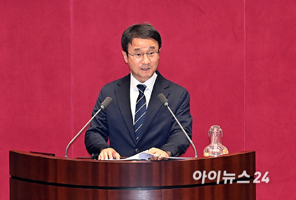 한병도 더불어민주당 원내대표가 7일 서울 여의도 국회에서 열린 제435회국회(임시회) 제1차 본회의에서 대한민국헌법 개정안에 대한 제안 설명을 하고 있다. [사진=곽영래 기자]