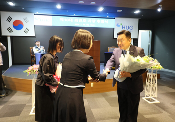 28일 최인호 주택도시보증공사 신임 사장이 부산 본사 6층 대강당에서 열린 취임식에 참석해 임직원들과 이야기를 나누고 있다. [사진=주택도시보증공사(HUG)]