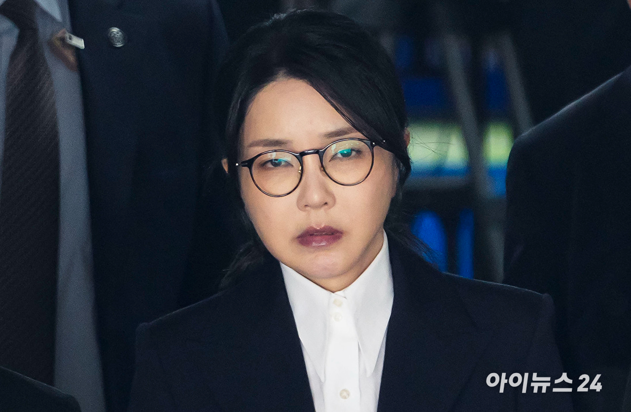 윤석열 전 대통령 부인 김건희 여사가 지난해 8월 12일 오후 서울 서초구 서울중앙지방법원에서 열린 구속 전 피의자 심문(영장실질심사)을 마치고 법원을 나서고 있다. [사진=사진공동취재단]